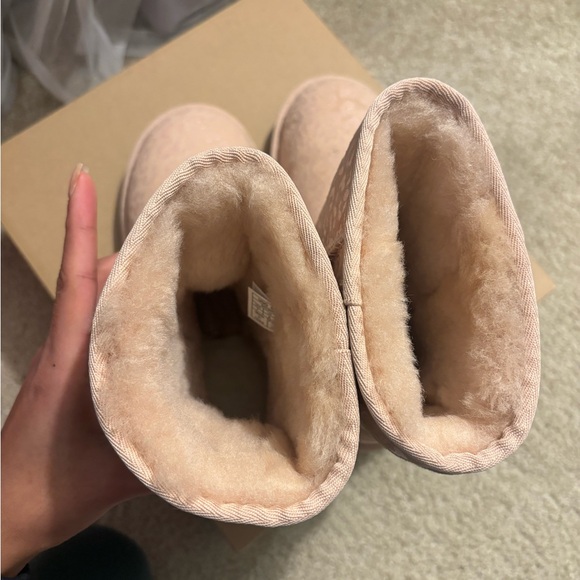 Pink snow leopard Uggs - Picture 3 of 3